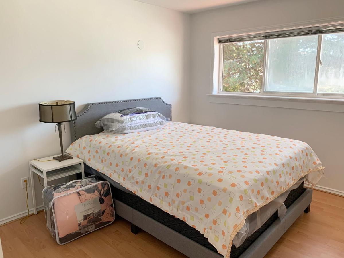 One Bedroom Queen Bed Sharing Washroom In Tiger Sweet House License## Richmond Exterior photo